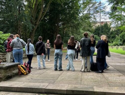 25 Schülerinnen und Schüler, 171 Grabsteine – eine Reinigungsaktion der Klasse 10 A