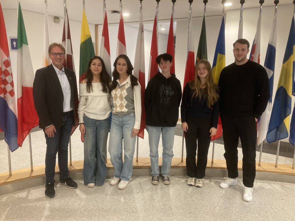 Die Europaschul-Kooridnatoren Boris Krüger(links) und Lukas Mock (rechts) mit Schülerinnen im Europaparlament in Brüssel.