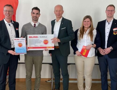 Schwimmenlernen – Bildungsminister Schwarz überreicht bundesweiten Förderpreis „DLRG & Schule“ an die ASS